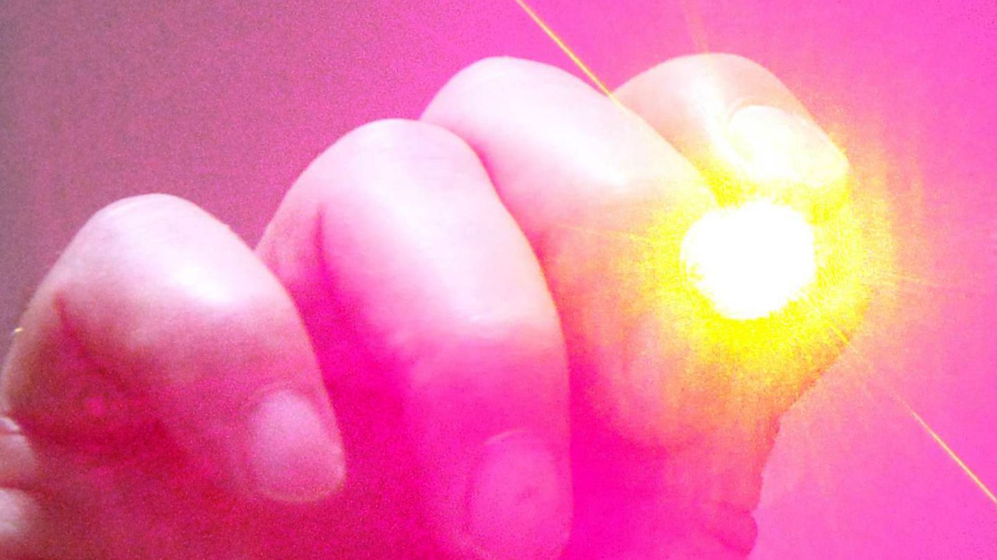 Eine Hand hält einen Laserpointer