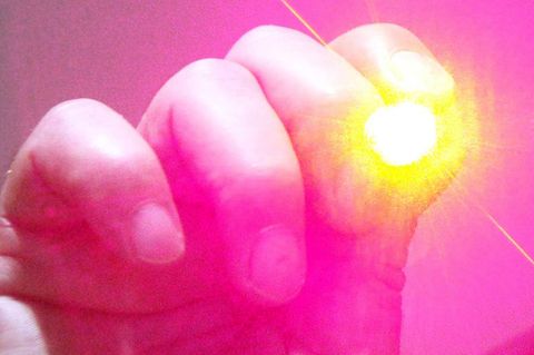 Eine Hand hält einen Laserpointer