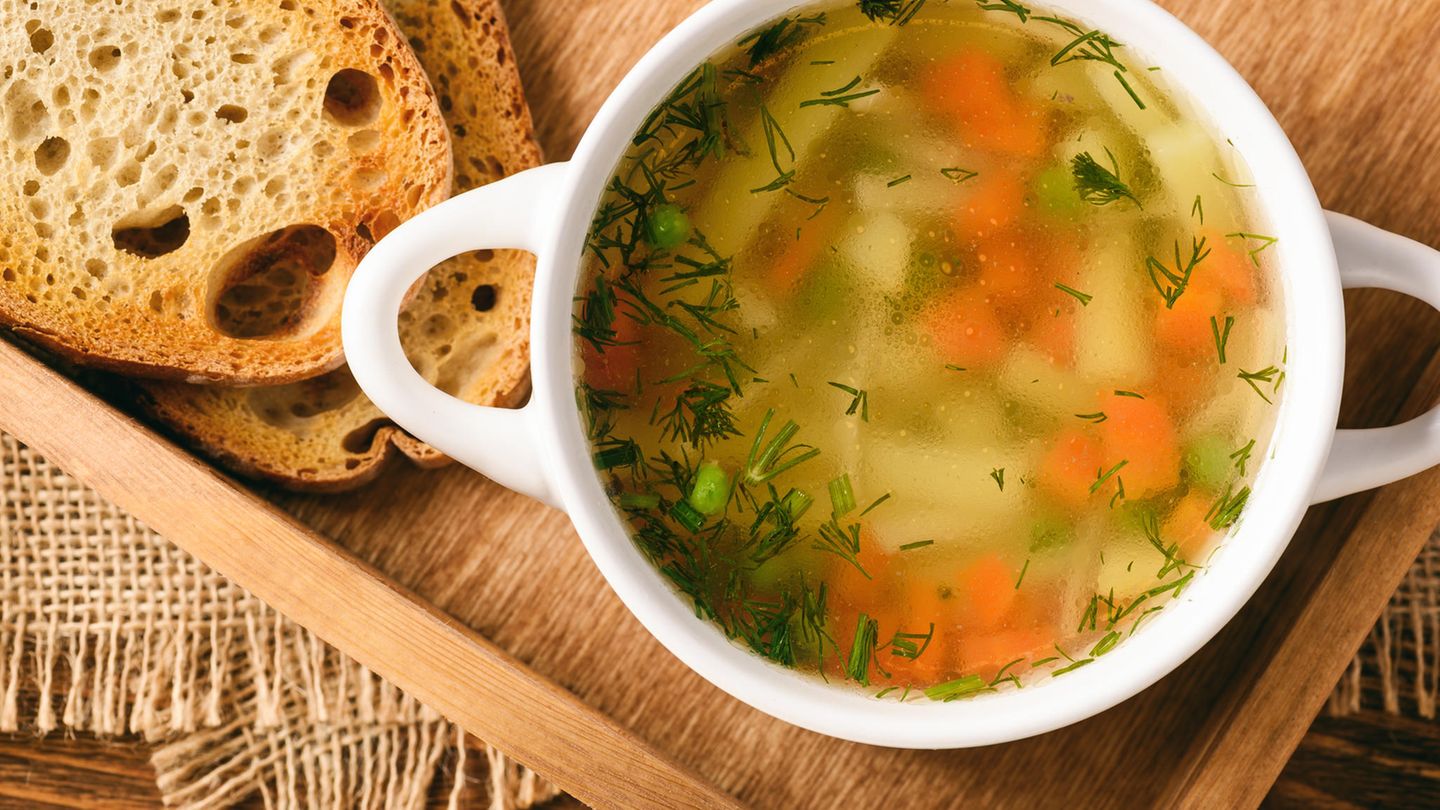 Hühnerbrühe in einer Schüssel