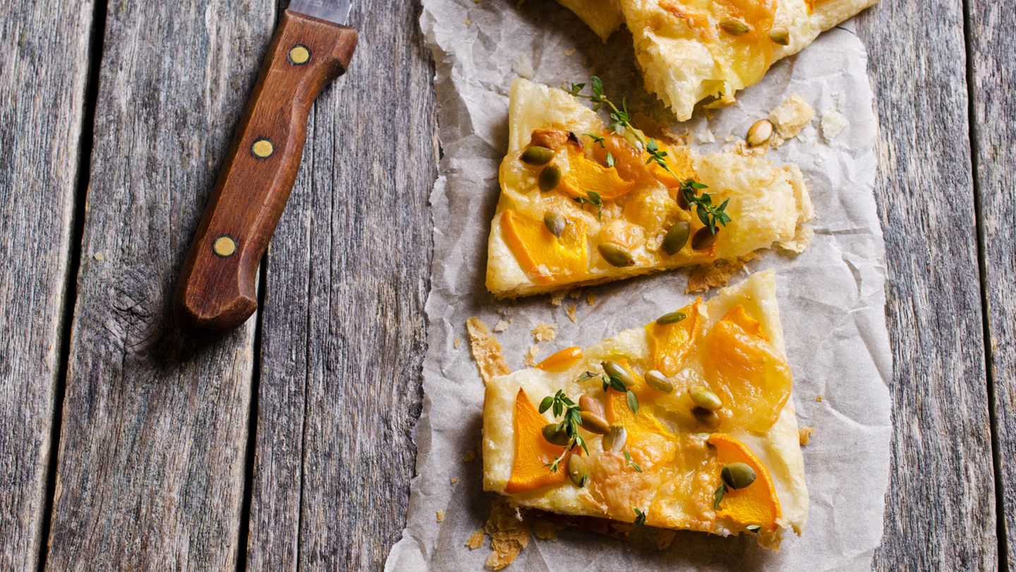 Kürbis-Flammkuchen  Zutaten:  150 g Magerquark, 8 EL Rapskernöl, 2 Eier (Kl. M), 300 g Dinkelmehl (Type 630), 2 TL Backpulver, Salz, 200 g Schmand, 1 gestr. TL gemahlener Kümmel, Pfeffer, 1/2 Hokkaido Kürbis (ca. 500 g), 200 g Zwiebeln, 5 Stiele Petersilie  Zubereitung:  Quark, Öl und 1 Ei einer großen Schüssel miteinander vermengen. In einer separaten Schüssel Mehl, Backpulver und 1 TL Salz mischen und unter die Quarkmischung kneten.Den Teig auf einer mit Mehl bestäubten Arbeitsfläche ausrollen (etwa in Größe eines Backblechs) und mit Backpapier auf ein Backblech ziehen. 1 Ei mit dem Schmand verrühren und mit Kümmel, Salz und Pfeffer würzen. Die Mischung gleichmäßig auf dem Backblech verteilen. Den Ofen auf 180°C Ober- Unterhitze vorheizen.  Den Kürbis aufschneiden und das Innere zusammen mit den Kernen auskratzen. Den Kürbis zunächst in breite Streifen schneiden und anschließend in dünnere Streifen hobeln. Die Zwiebeln in dünne Ringe schneiden. Den Kürbis mit den Zwiebeln auf dem Backblech verteilen und das Ganze salzen und pfeffern. Den Rest des Öls gleichmäßig über das Blech träufeln.  Bei mittlerer Schiene ca. 25 Minuten backen. Die Petersilienblättchen zupfen und grob zerschneiden. Nach belieben auf dem fertigen Blech verteilen.