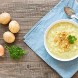 Kartoffelsuppe  Zutaten:   1 kg Kartoffeln, 1 Bund Suppengemüse, 1 Liter Brühe, Salz und Pfeffer, 2 Kochwürste, 2 Würstchen, 100 g süße Sahne, Muskat  Zubereitung:  Die Kartoffeln schälen und in Stückchen schneiden. Das Gemüse putzen und ebenfalls klein schneiden. Alles in einem Kochtopf mit Brühe ca. 30 Minuten lang aufkochen. Etwa 5 Minuten vor Ende der Kochzeit die geschnittenen Würste und die Sahne hinzugeben und alles mit Salz, Pfeffer und Muskatnuss abschmecken. 