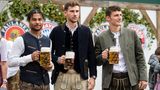 Die Maß fest im Griff: Serge Gnabry, Leon Goretzka und Benjamin Pavard (v.l.n.r) vom FC Bayern München besuchen die Wiesn