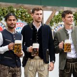 Die Maß fest im Griff: Serge Gnabry, Leon Goretzka und Benjamin Pavard (v.l.n.r) vom FC Bayern München besuchen die Wiesn