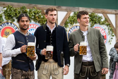 Die Maß fest im Griff: Serge Gnabry, Leon Goretzka und Benjamin Pavard (v.l.n.r) vom FC Bayern München besuchen die Wiesn