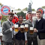 Janker statt Trikot: Kingsley Coman, Serge Gnabry, Thomas Müller and Leon Goretzka (v.l.n.r.) posen für die Kamera