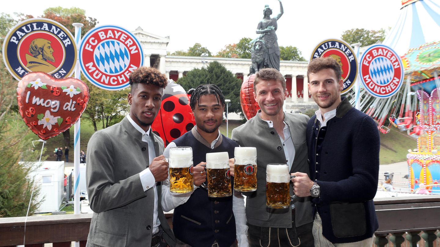 Janker statt Trikot: Kingsley Coman, Serge Gnabry, Thomas Müller and Leon Goretzka (v.l.n.r.) posen für die Kamera