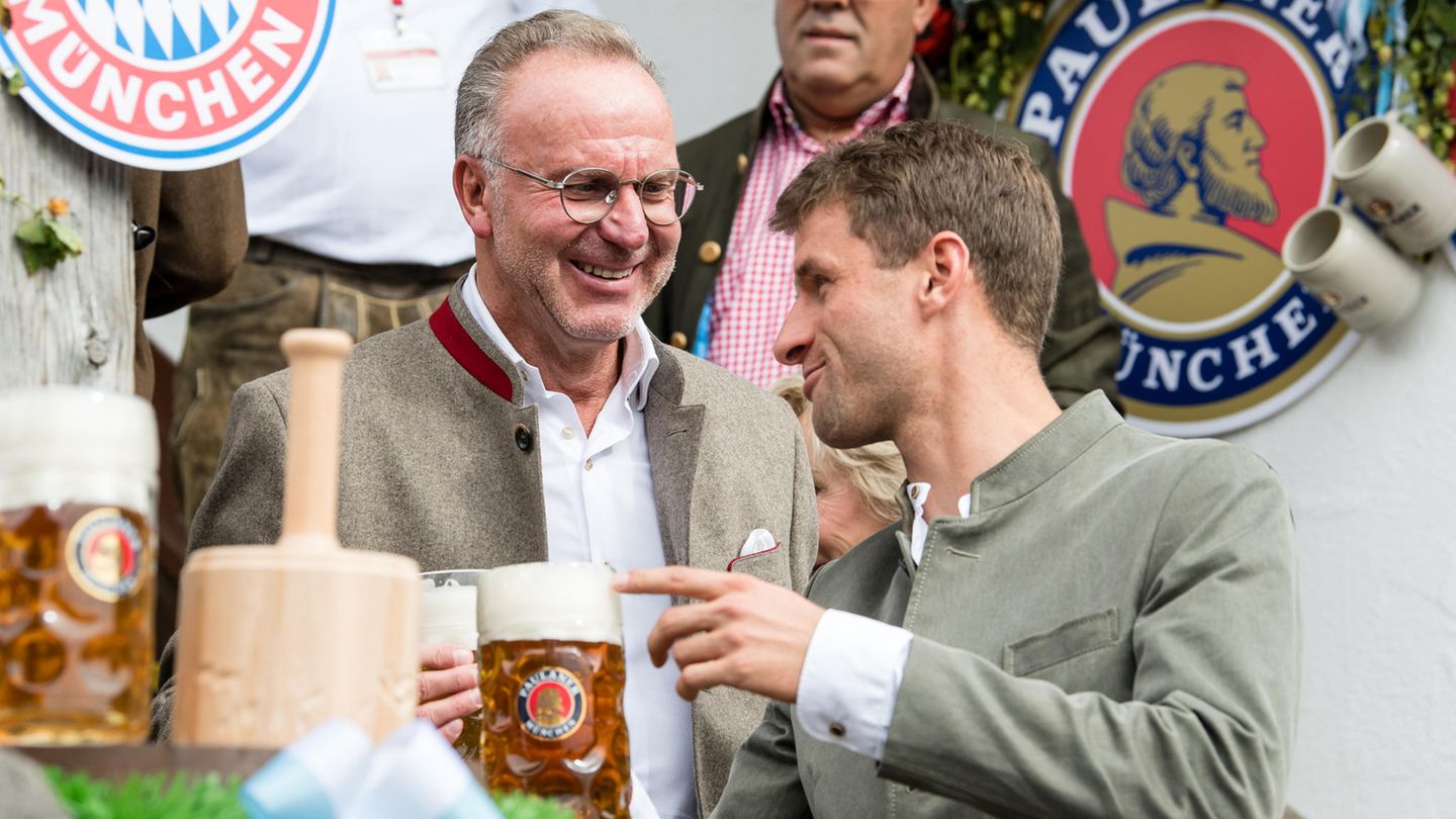 Am letzten Tag des Oktoberfests: Karl-Heinz Rummenigge, Vorstandschef vom FC Bayern, und Spieler Thomas Müller stoßen im Käferzelt an