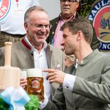 Am letzten Tag des Oktoberfests: Karl-Heinz Rummenigge, Vorstandschef vom FC Bayern, und Spieler Thomas Müller stoßen im Käferzelt an