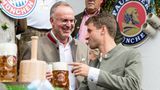 Am letzten Tag des Oktoberfests: Karl-Heinz Rummenigge, Vorstandschef vom FC Bayern, und Spieler Thomas Müller stoßen im Käferzelt an