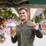 Der Brasilianer Philippe Coutinho vor dem Käferzelt: Es gilt die Niederlage vom Vortage gegen Hoffenheim, das 1:2,  zu verdauen