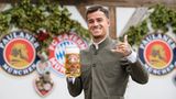 Der Brasilianer Philippe Coutinho vor dem Käferzelt: Es gilt die Niederlage vom Vortage gegen Hoffenheim, das 1:2,  zu verdauen