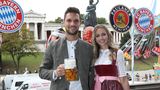 Wiesn-Besuch mit Begleitung: Der Goalkeeper Sven Ulreich mit seiner Frau Lis Ulreich