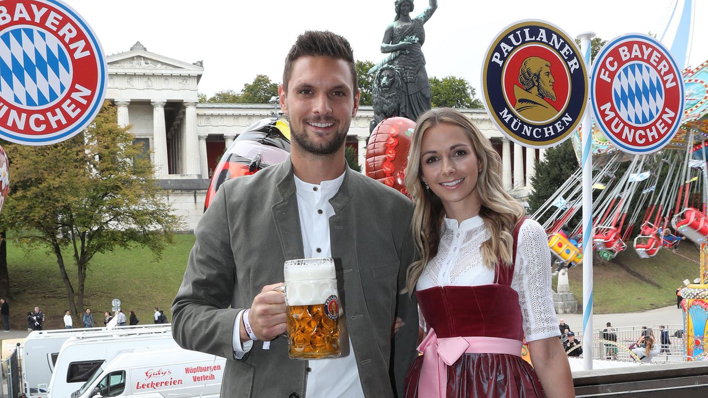 Wiesn-Besuch mit Begleitung: Der Goalkeeper Sven Ulreich mit seiner Frau Lis Ulreich