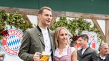 Auch Torwart Manuel Neuer ist mit seiner Frau Nina Weiss in das Käferzelt auf der Theresienwiese gekommen. Prosit