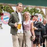 Auch Torwart Manuel Neuer ist mit seiner Frau Nina Weiss in das Käferzelt auf der Theresienwiese gekommen. Prosit