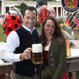 Die Maß fest im Griff: Sportdirektor des FC Bayern München, Hasan Salihamidzic, und seine Frau Esther Copado