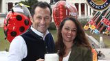 Die Maß fest im Griff: Sportdirektor des FC Bayern München, Hasan Salihamidzic, und seine Frau Esther Copado