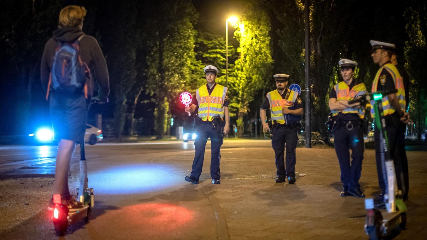 Halt, Stop, Polizei: 254 E-Scooter-Fahrer verloren bei Verkehrskontrolle in München auf der Stelle ihren Führerschein.