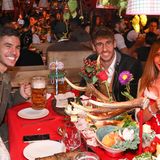 Im Käferzelt am Tisch: Lucas Hernandez und seine Frau Amelia Lorente mit Javi Martinez.