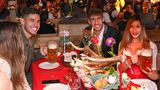 Im Käferzelt am Tisch: Lucas Hernandez und seine Frau Amelia Lorente mit Javi Martinez.