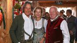 Ebenfalls auf der Theresienwiese: Mannschaftsarzt Hans-Wilhelm Mueller-Wohlfahrt (links) und Walter Mennekes, der Vizepräsident des FC Bayern München, mit seiner Frau.