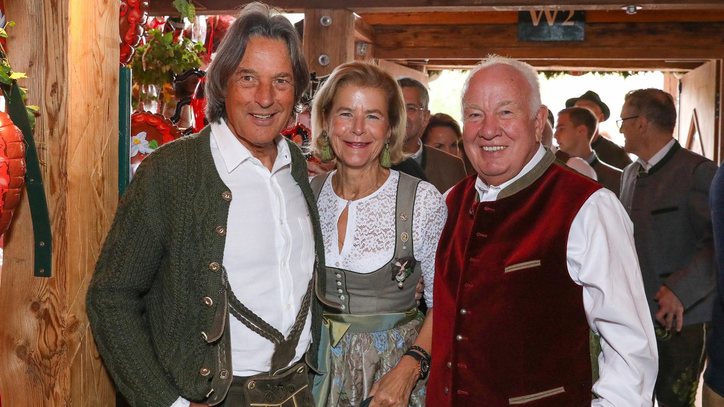 Ebenfalls auf der Theresienwiese: Mannschaftsarzt Hans-Wilhelm Mueller-Wohlfahrt (links) und Walter Mennekes, der Vizepräsident des FC Bayern München, mit seiner Frau.