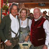 Ebenfalls auf der Theresienwiese: Mannschaftsarzt Hans-Wilhelm Mueller-Wohlfahrt (links) und Walter Mennekes, der Vizepräsident des FC Bayern München, mit seiner Frau.