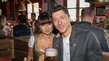 Noch ist die Maß voll: Robert Lewandowski und Anna Lewandowska. Aber nicht nur Spieler sind auf die Wiesn gekommen, sondern auch Trainer und die Führung des Clubs - meist in Lederhosen.
