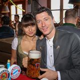 Noch ist die Maß voll: Robert Lewandowski und Anna Lewandowska. Aber nicht nur Spieler sind auf die Wiesn gekommen, sondern auch Trainer und die Führung des Clubs - meist in Lederhosen.