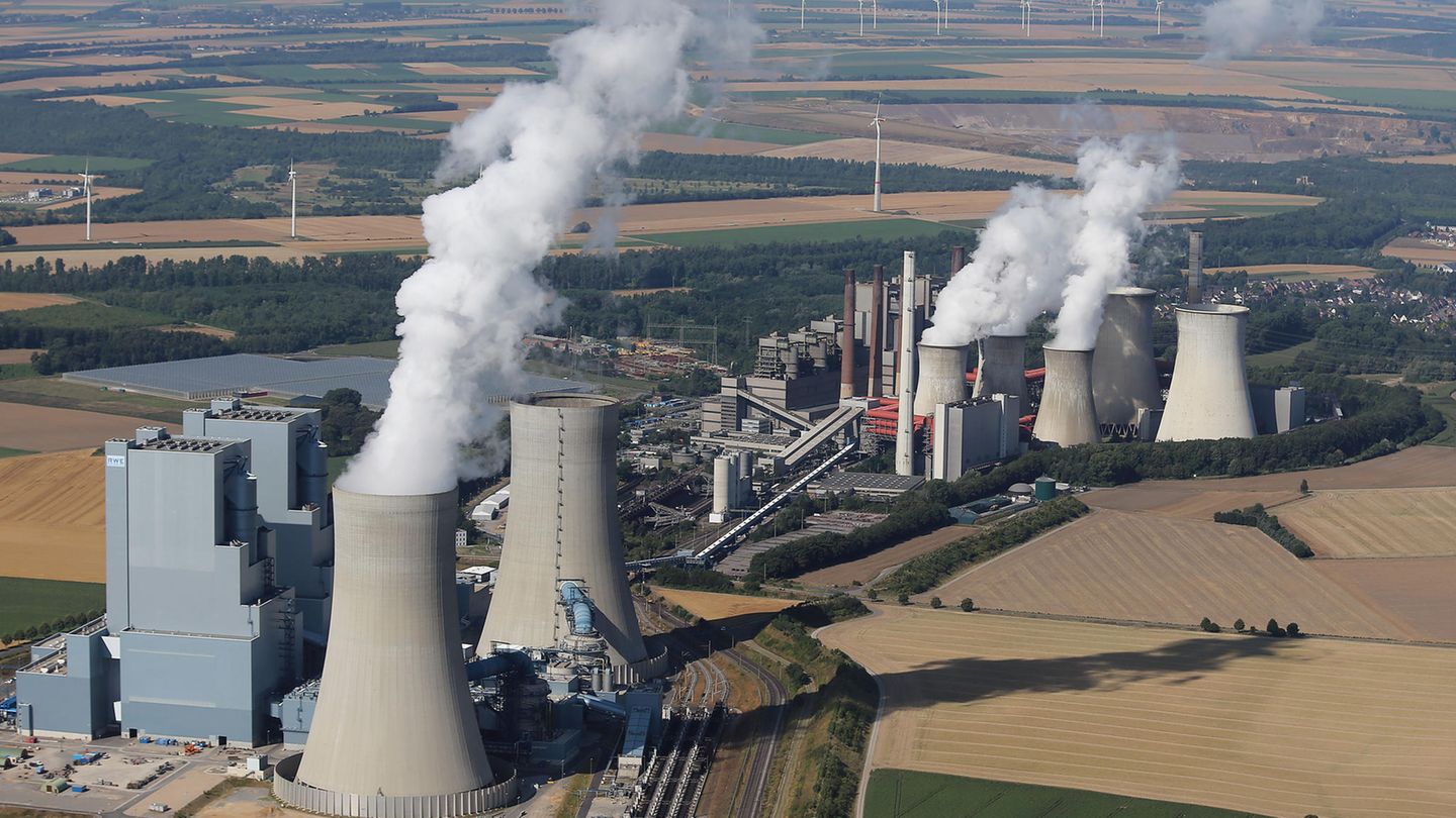 Das RWE-Braunkohlekraftwerk  Neurath I und II in Grevenbroich