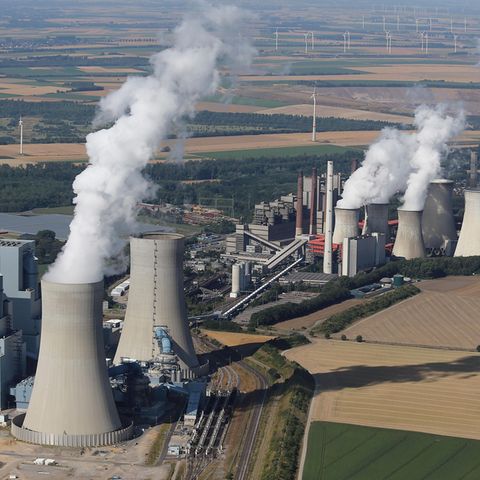 Das RWE-Braunkohlekraftwerk  Neurath I und II in Grevenbroich