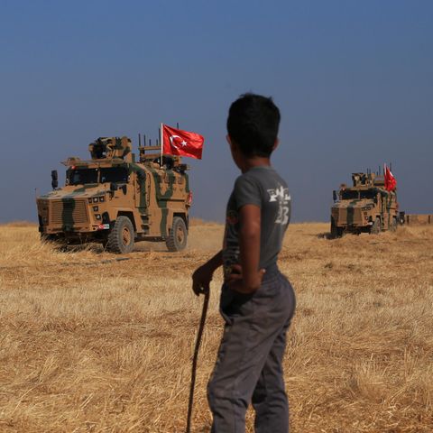 Türkische gepanzerte Fahrzeuge patrouillieren in der sogenannten "Sicherheitszone" auf der syrischen Seite der Grenze zur Türkei
