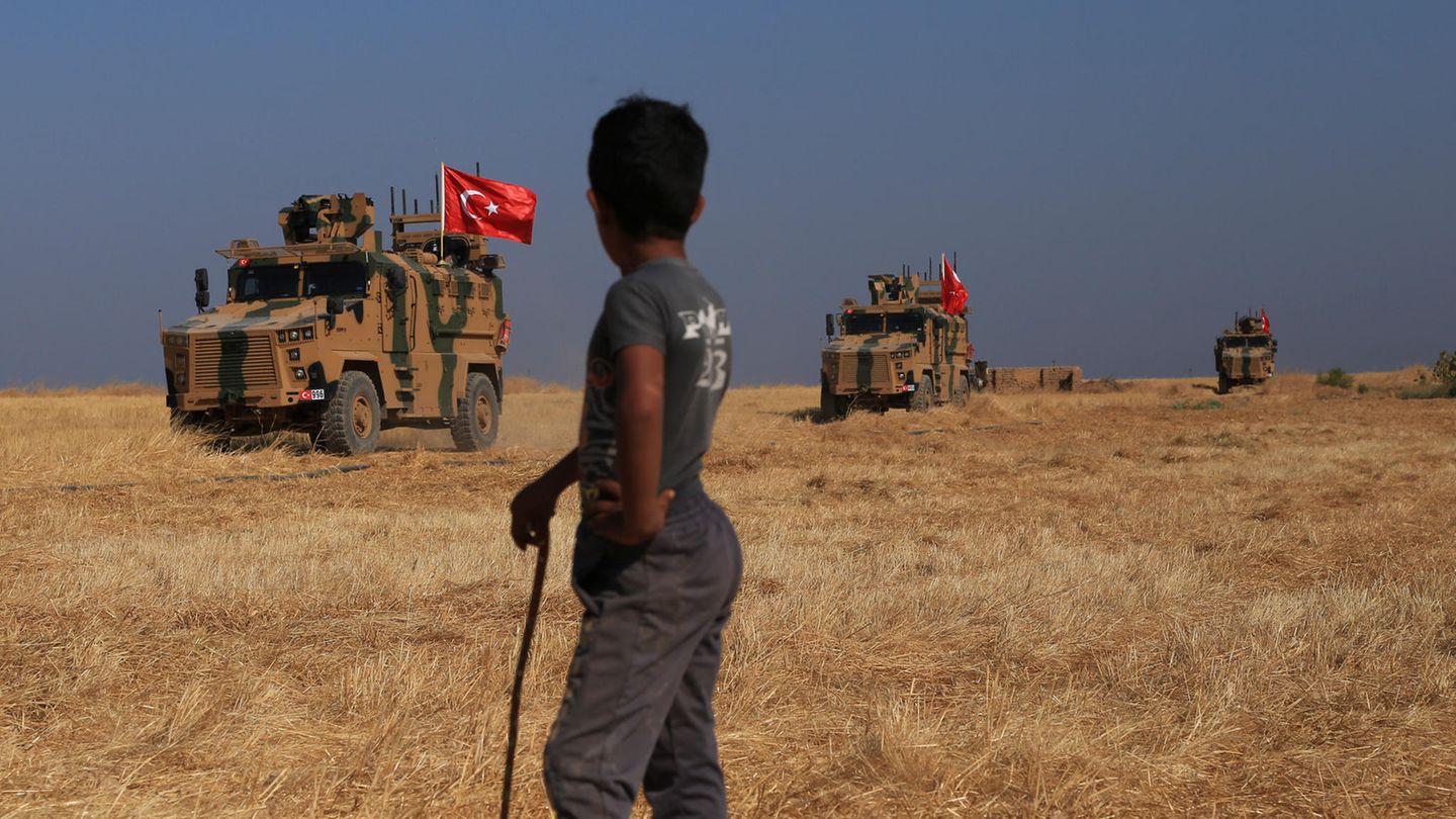 Türkische gepanzerte Fahrzeuge patrouillieren in der sogenannten "Sicherheitszone" auf der syrischen Seite der Grenze zur Türkei