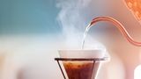 Filterkaffee: Wasser wird in einen Filterhalter gegossen