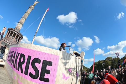 Kapitänin Carola Rackete spricht vor der Siegessäule in Berlin.