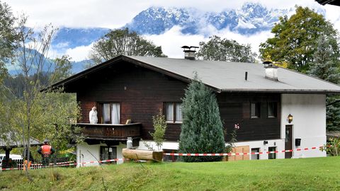Kriminalbeamte und Spurensicherung am Tatort, einem schmucken Haus im Nobel-Skiort Kitzbühel