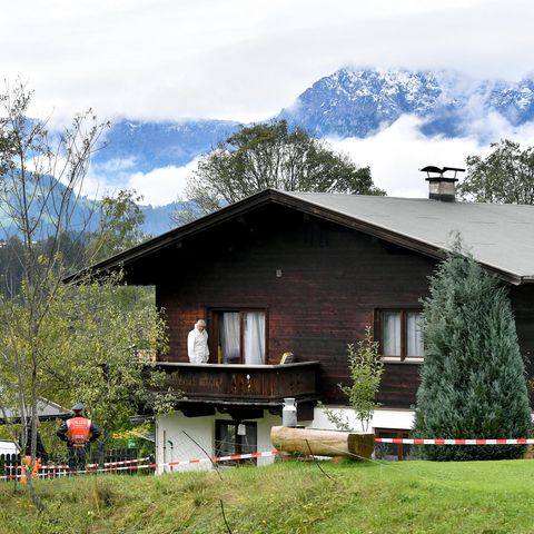Kriminalbeamte und Spurensicherung am Tatort, einem schmucken Haus im Nobel-Skiort Kitzbühel
