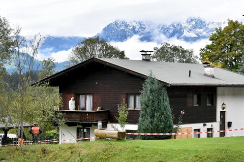 Kriminalbeamte und Spurensicherung am Tatort, einem schmucken Haus im Nobel-Skiort Kitzbühel