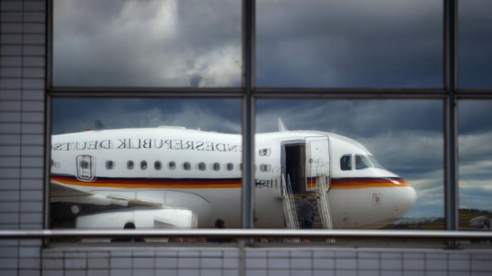 Airbus A319 defekt - Horst Seehofer bleibt in Athen hängen