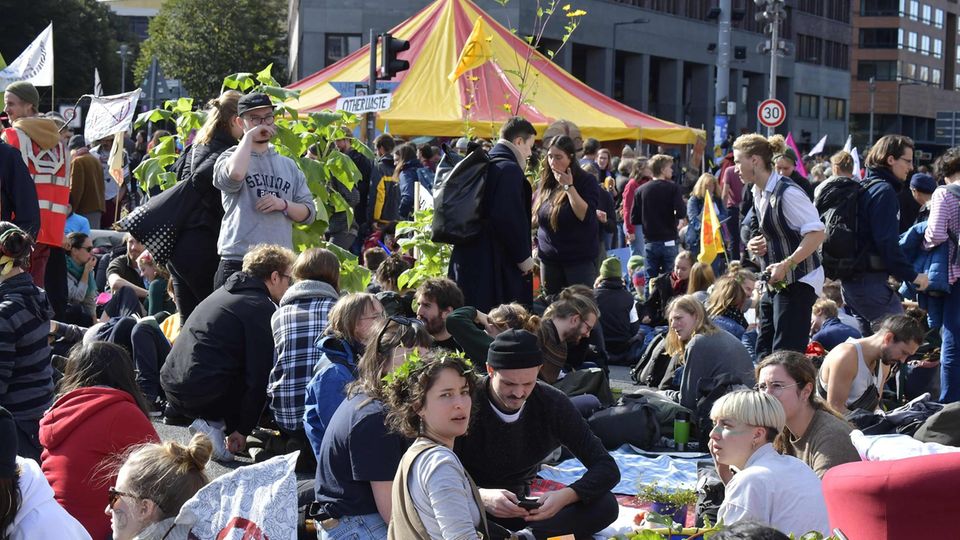 Aktivisten von Extinction Rebellion bei einer Sitzblockade mitten in Berlin