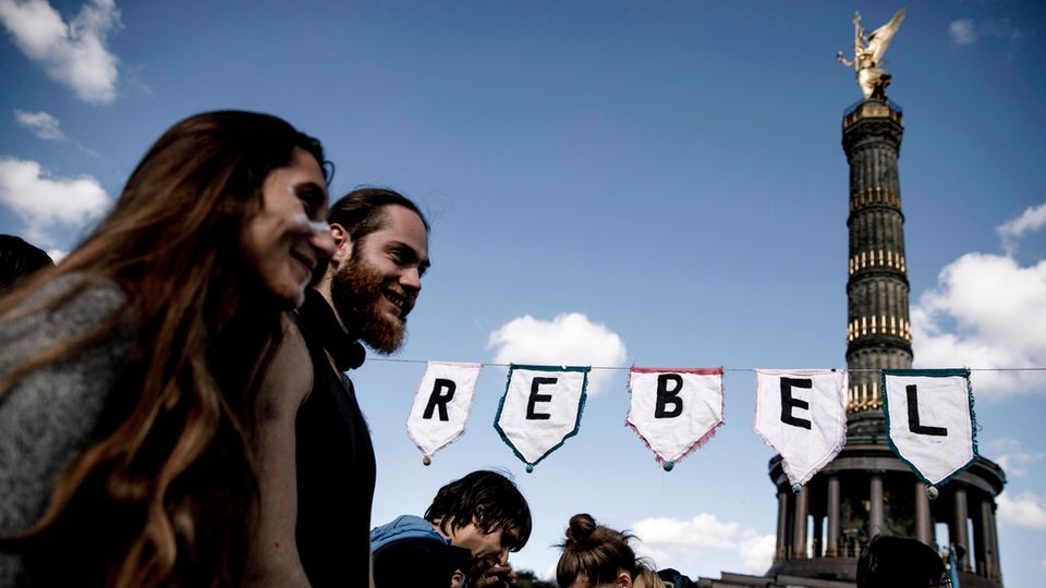Aktivisten von Extinction Rebellion am Großen Stern in Berlin