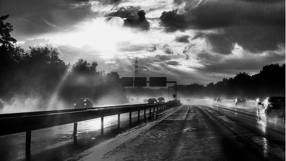 Autobahn Impression in Deutschland, Regen, Gewitterstimmung, Wolken
 von: ©Philippe Ramakers, Intuitive Fotografie,