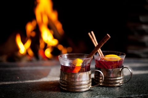 Mit diesen Feuerzangenbowle-Sets gelingt Ihnen das beliebte Heißgetränk