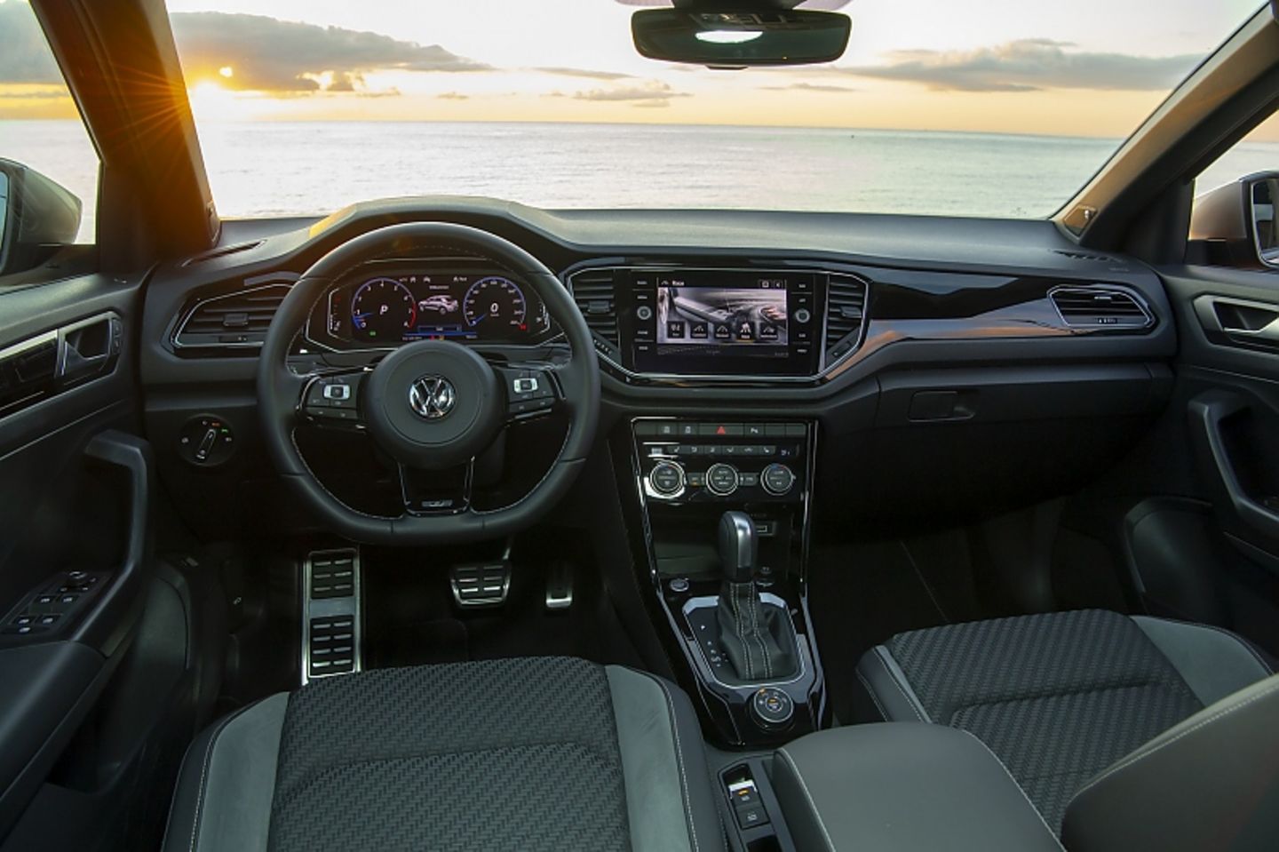 Bekanntes VW-Cockpit mit abgeflachtem Lenkrad
