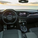 Bekanntes VW-Cockpit mit abgeflachtem Lenkrad