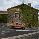 Der VW T-Roc R lässt sich innerorts entspannt bewegen