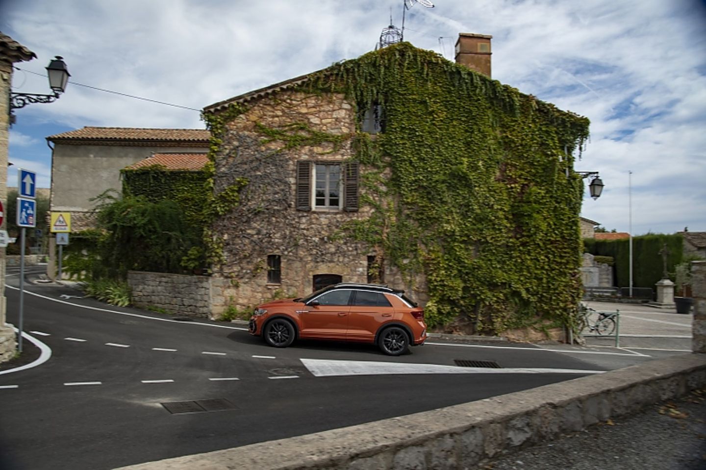Der VW T-Roc R lässt sich innerorts entspannt bewegen