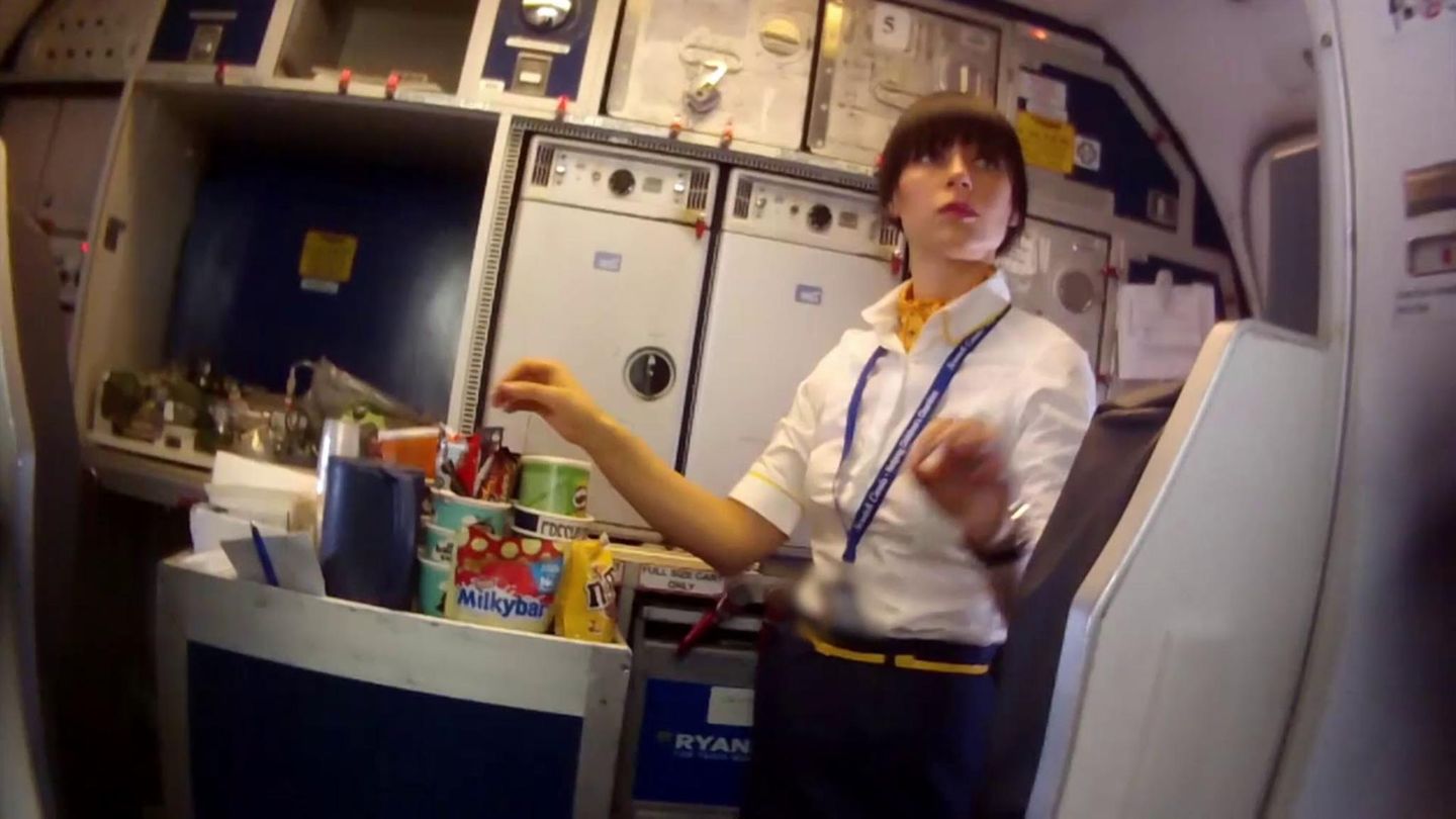 Die Reporterin Alicia vom Team Wallraff arbeitet undercover bei der Airline Ryanair. Der TV-Beitrag kann bei "TVNow" angesehen werden. 
