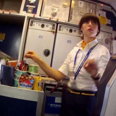 Die Reporterin Alicia vom Team Wallraff arbeitet undercover bei der Airline Ryanair. Der TV-Beitrag kann bei "TVNow" angesehen werden. 