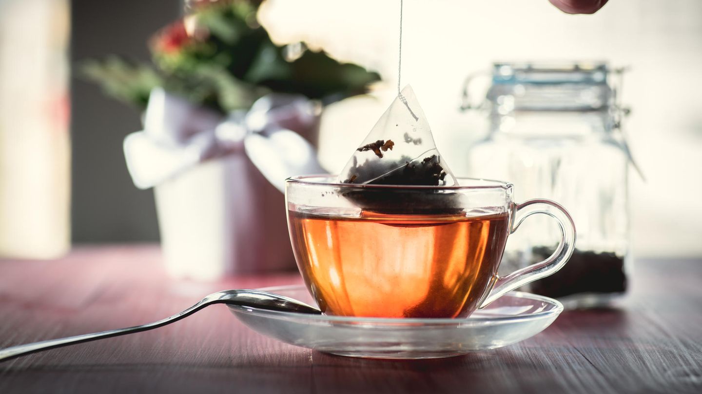 Mikroplastik in Tee: Ein Teebeutel wird aus einem Glas mit Tee genommen